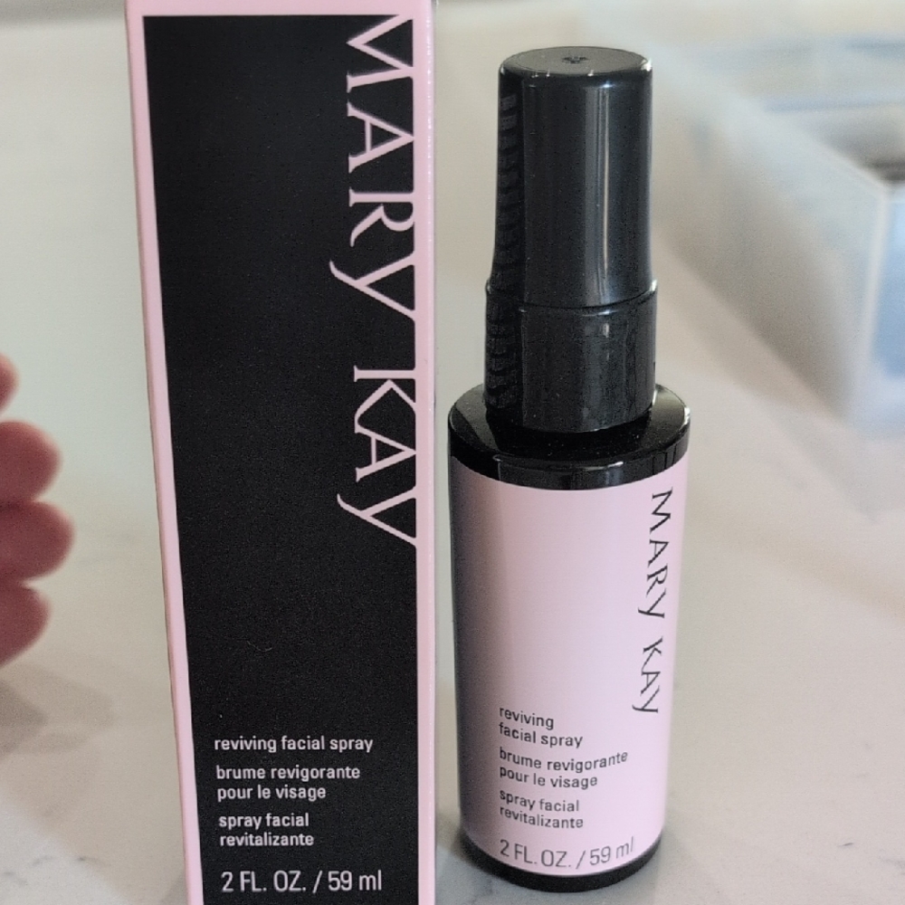 Mary Kay Reviving Facial Spray - Black and Pink